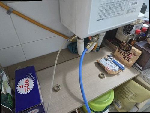 부산진구 누수탐지 욕실 바닥과 천장 누수 흔적을 비교하는 점검 장면
