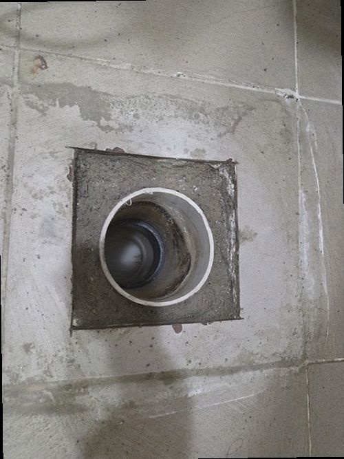 부산진구 누수탐지 욕실 바닥 유가와 타일 줄눈의 수분 상태를 확인하는 모습