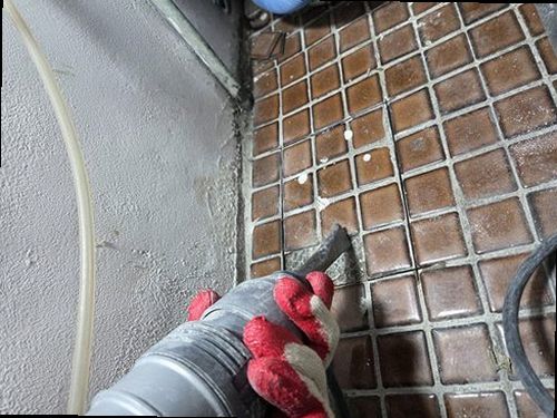 연제구 누수탐지 노후 실란트를 제거하고 창틀 접합부를 보수하는 작업 과정
