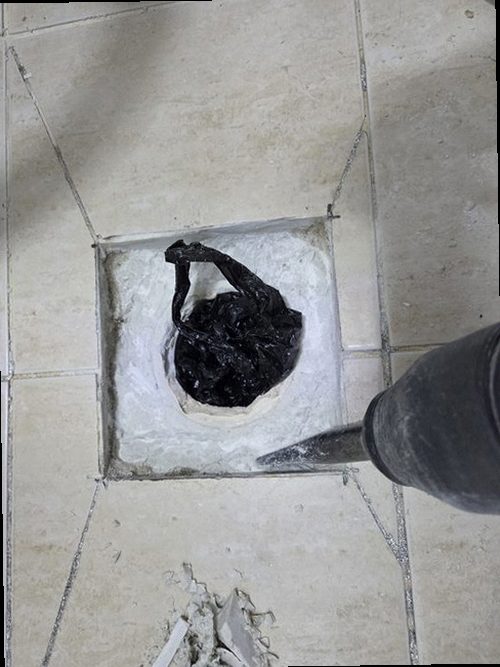 청주시 흥덕구 누수탐지 천장 누수 흔적과 수분 측정기를 확인하는 현장