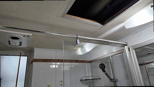 의왕 누수탐지 화장실 바닥과 벽면의 누수 흔적을 확인하는 모습