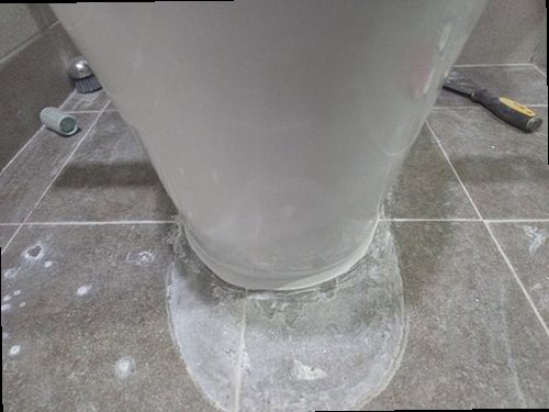 옹진군 누수탐지 공압 게이지와 청음 장비로 배관을 점검하는 모습