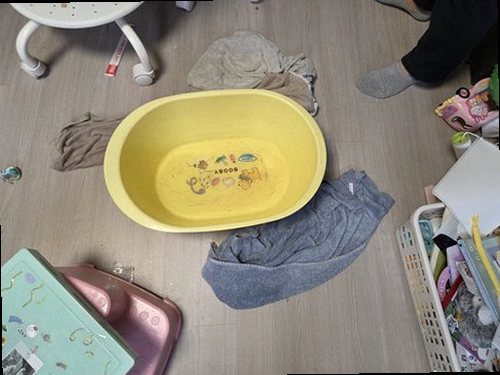 원미구 누수탐지 수도계량기 별침과 잠금 밸브를 확인하는 모습