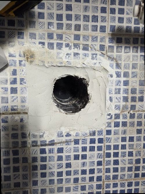 원미구 누수탐지 천장 얼룩과 욕실 주변 습기를 확인하는 현장 점검 모습