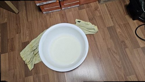 천안시 서북구 누수탐지 벽지와 천장에 생긴 누수 흔적을 확인하는 모습