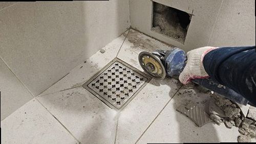 부평구 누수탐지 거실 천장에 나타난 누수 자국과 주변 보양 상태