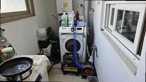 남양주 누수탐지 벽지 변색과 천장 누수 흔적을 확인하는 모습