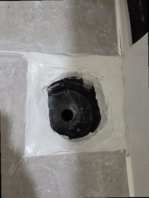 서울 중구 누수탐지 누수 배관 보수 후 압력과 계량기 상태를 재확인하는 모습