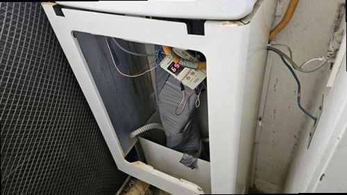 서울 중구 누수탐지 싱크대 하부장 내부 배관과 바닥 물기 점검 모습
