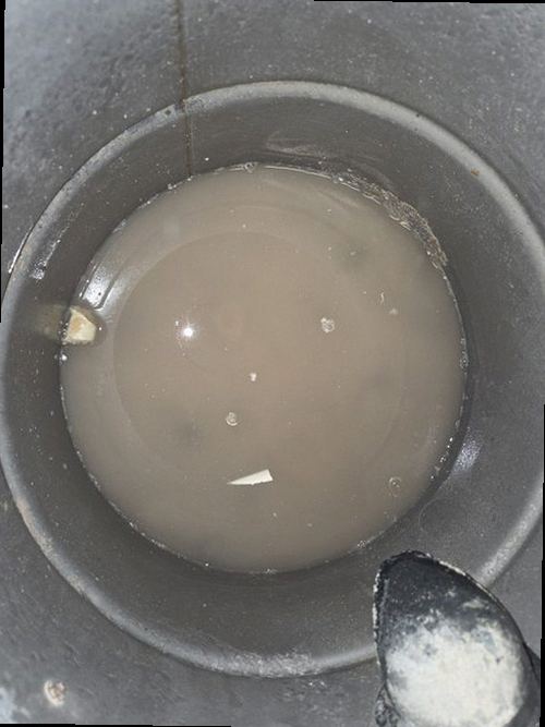 동대문구 누수탐지 천장 누수 흔적과 주방 주변 물기 확인 모습