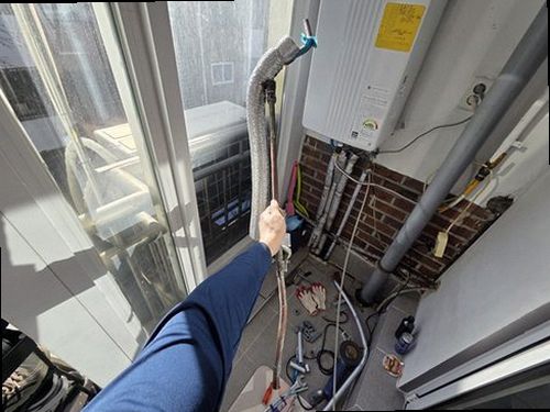 관악구 누수탐지 보일러와 난방 분배기 배관 연결 상태를 점검하는 모습