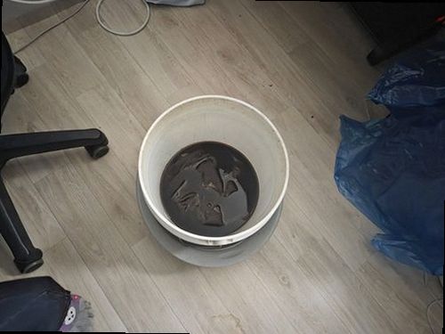 단원구 누수탐지 공압검사와 청음탐지 장비를 이용해 배관 상태를 확인하는 모습