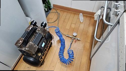 단원구 누수탐지 벽면 물자국과 배관 누수 원인을 비교하는 현장 점검 모습