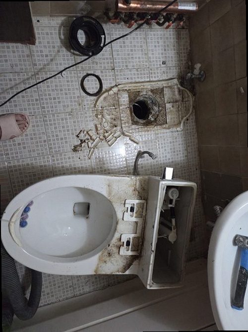 종로구 누수탐지 벽지 얼룩과 벽면 수분 상태를 확인하는 현장