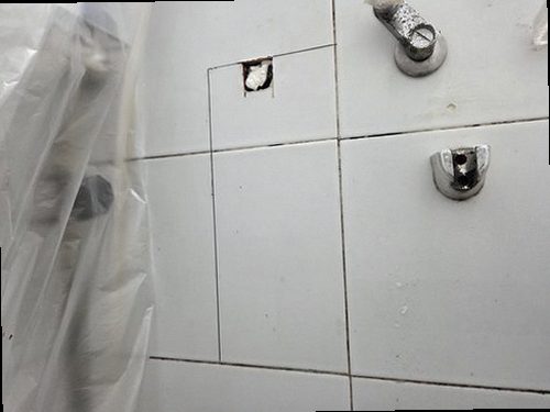 종로구 누수탐지 싱크대 하부 배관과 연결부를 확인하는 모습