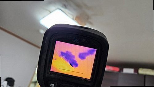 종로구 누수탐지 거실 천장에 번진 누수 흔적과 부풀어 오른 도배 상태