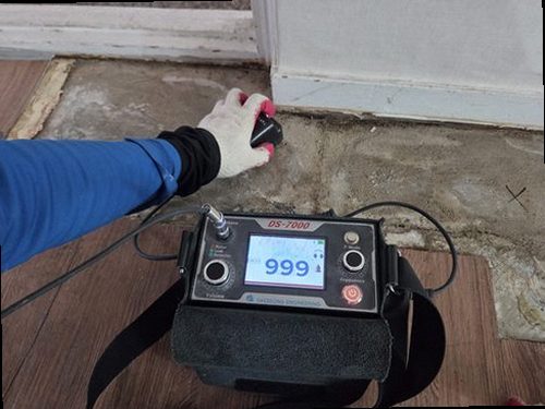 종로구 누수탐지 안방 천장과 벽지에 나타난 누수 변색 흔적