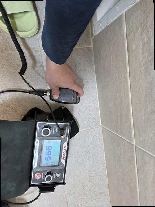 종로구 누수탐지 거실 벽 누수 흔적과 배관 구조를 확인하는 모습