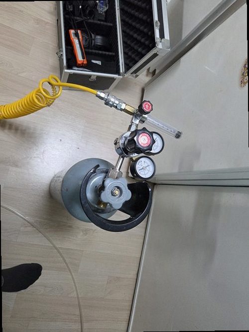 종로구 누수탐지 열화상 카메라와 수분측정기로 누수 의심 구간을 확인하는 모습
