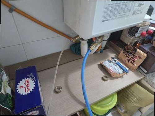 유성구 누수탐지 수도계량기와 보일러 배관을 확인하는 누수 점검 현장