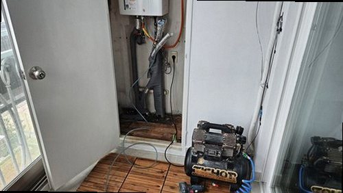 유성구 누수탐지 천장 누수 흔적과 수분 측정기를 확인하는 현장
