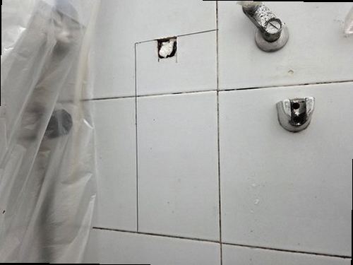 파주 누수탐지 욕실 바닥과 천장 누수 흔적을 비교하는 모습
